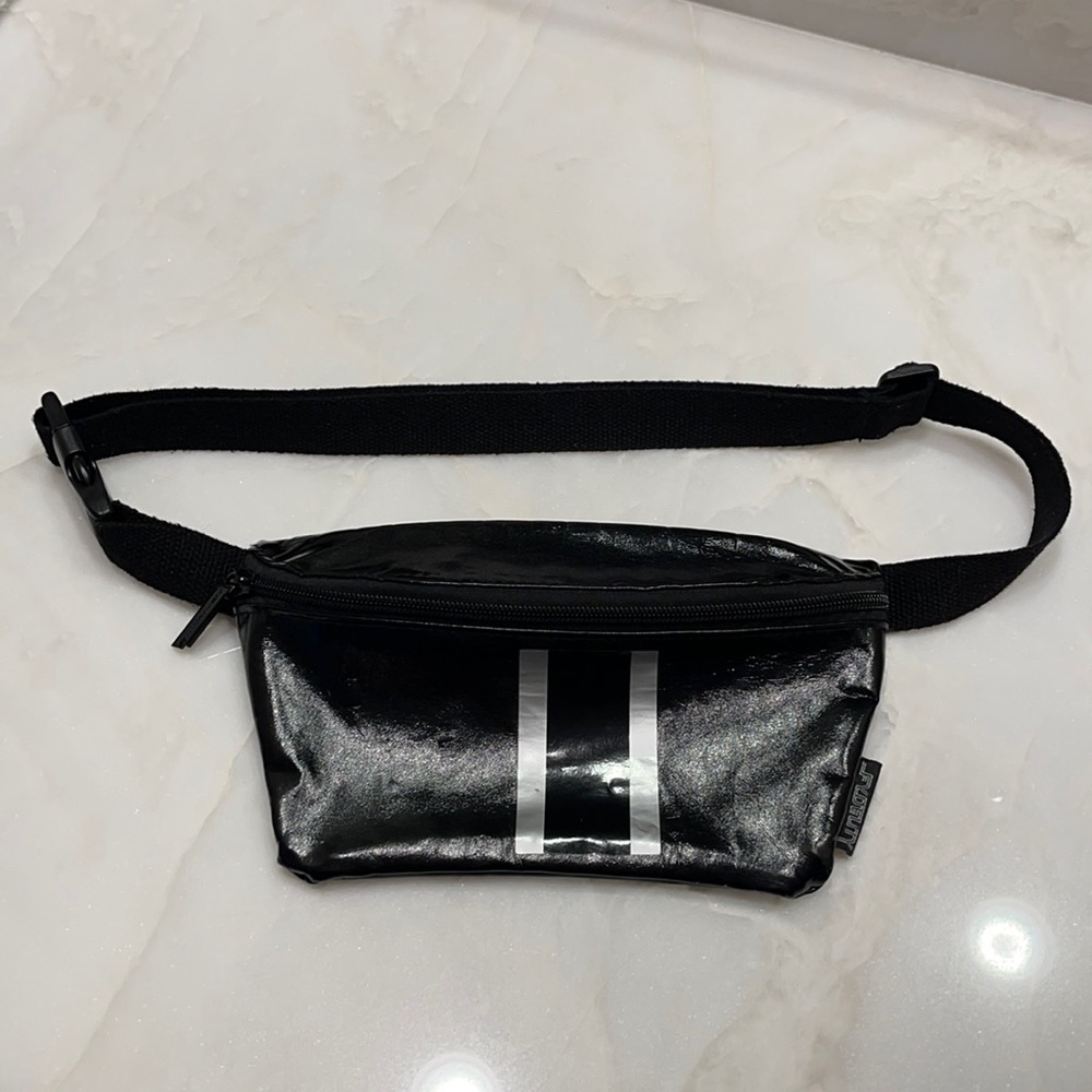 Black belt bag, perfect to be hands free!